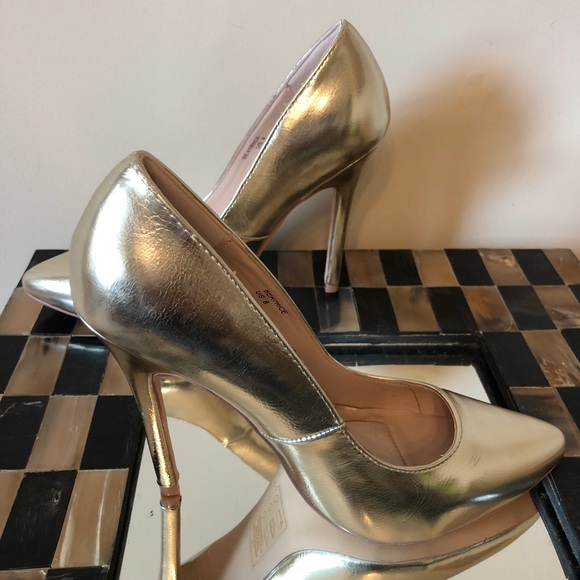 SS Signature Metallic Gold Pointed Toe High Heels - Picture 2 of 8